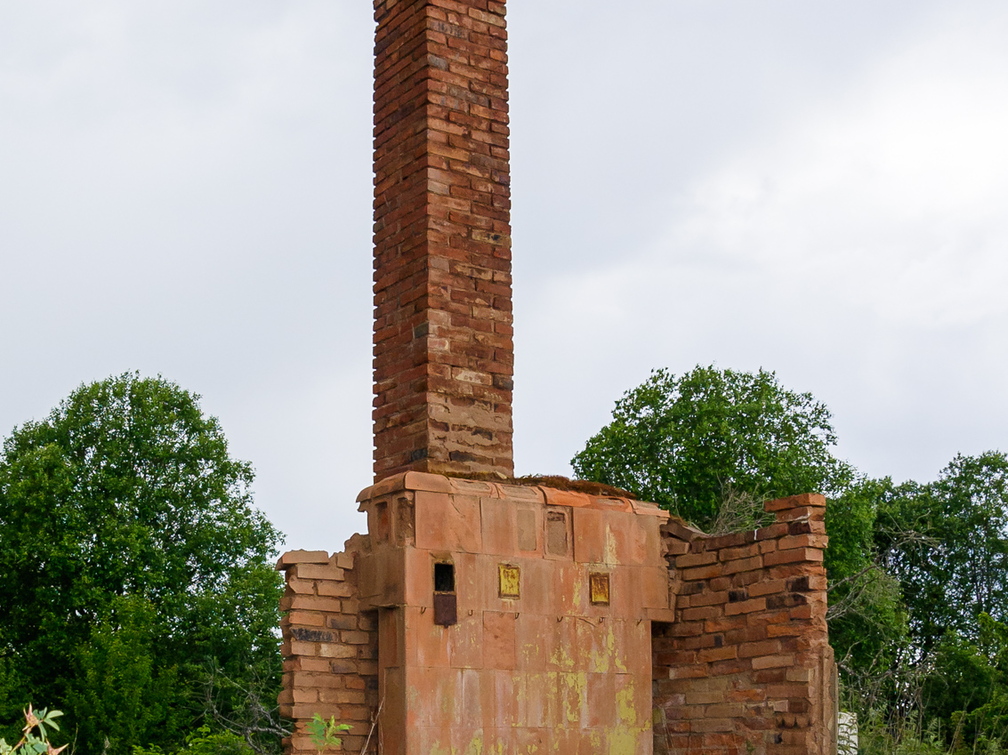 Mahajäetud korsten koos soojamüüriga