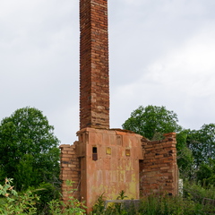 Mahajäetud korsten koos soojamüüriga