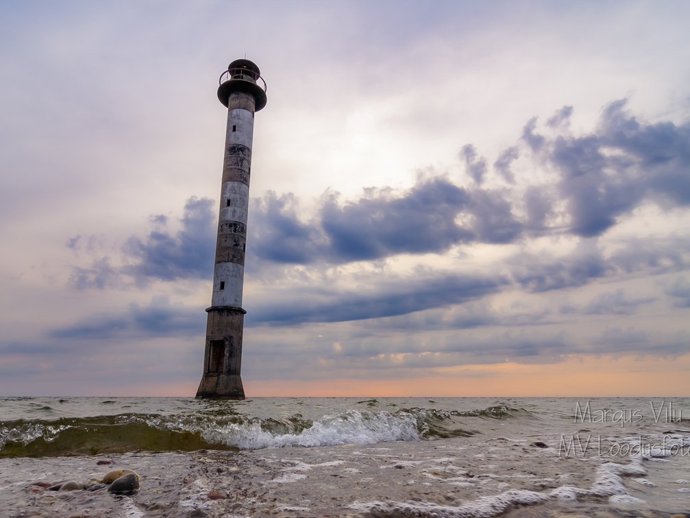 Kiipsaare tuletorn. Selle nurga alt vaadates viltu