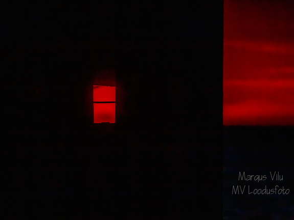 Vaade läbi tuletorni akna loojunud päikesele