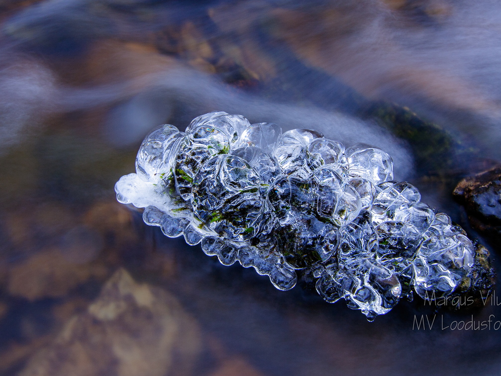 Imeline kristallne ese vees