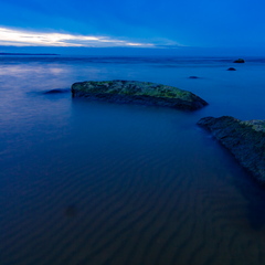  Kivid õhtuses meres