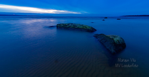  Kivid õhtuses meres