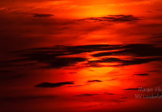  Punane päike mustade pilvede taga