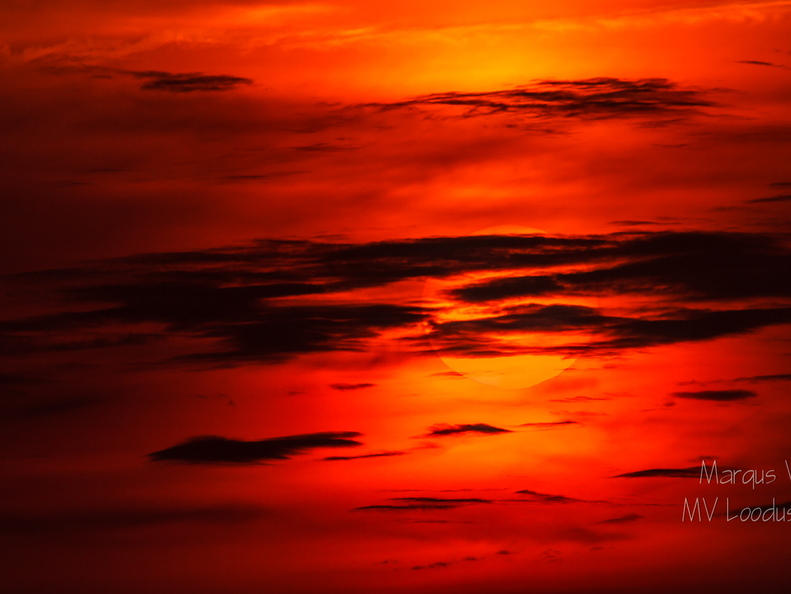  Punane päike mustade pilvede taga