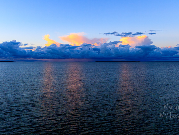 Värvide ja pilvede mäng mere kohal