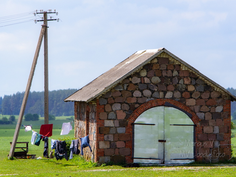  Kõrvalhoone juures pesu kuivatamas