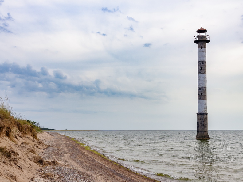 Kiipsaare tuletorn. Selle nurga alt vaadates vertikaalne