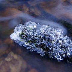 Imeline kristallne ese vees