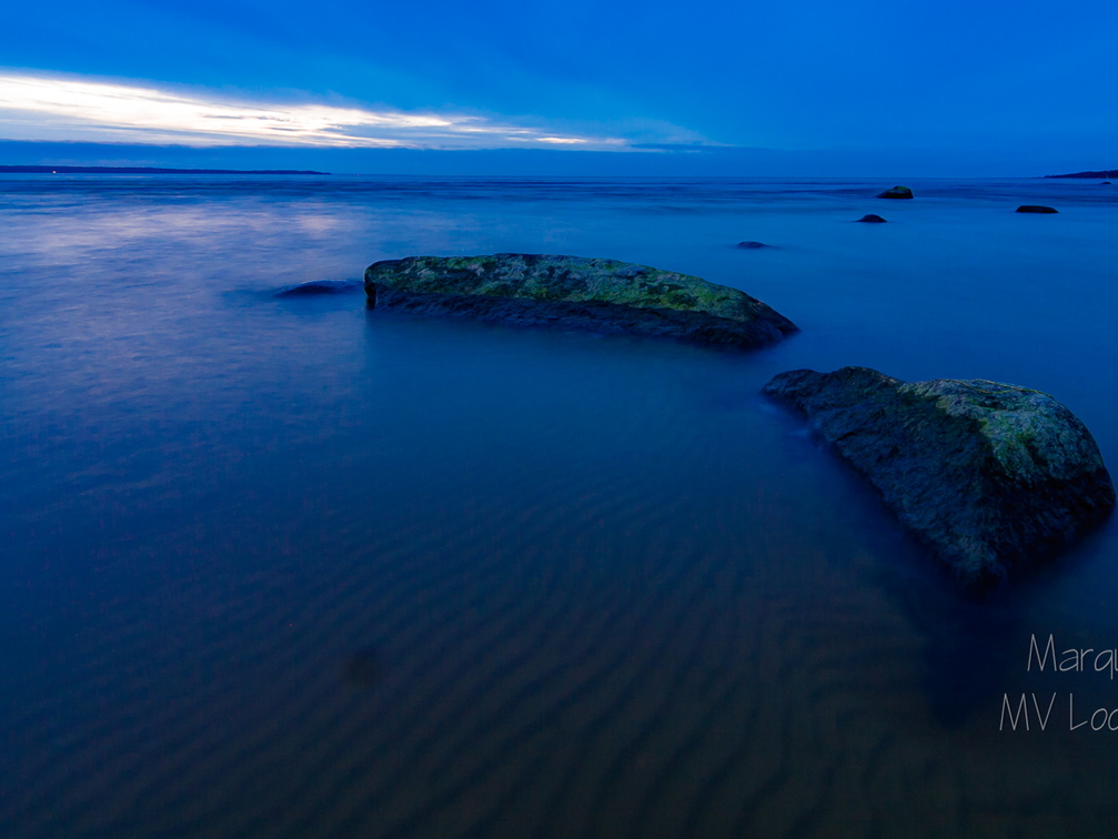  Kivid õhtuses meres