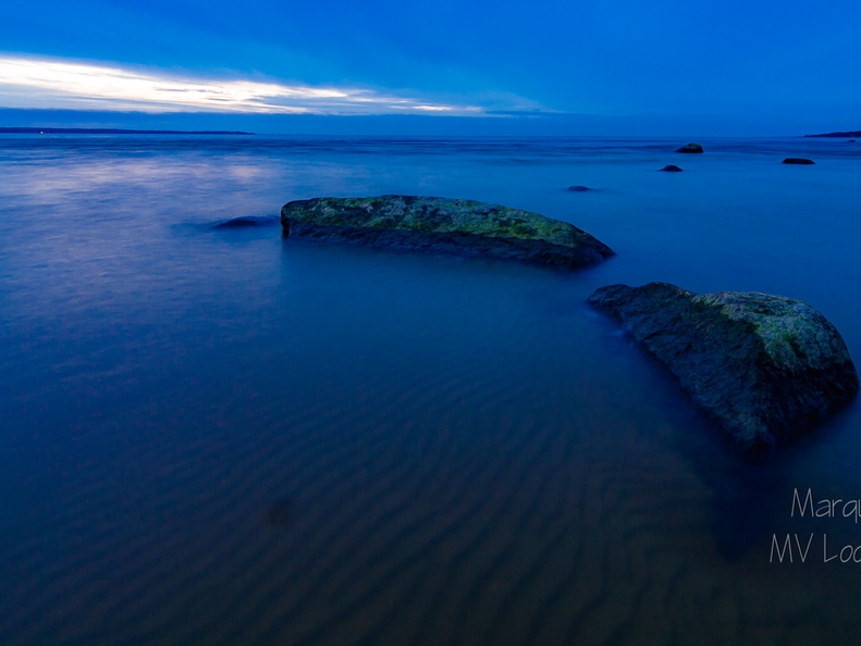  Kivid õhtuses meres