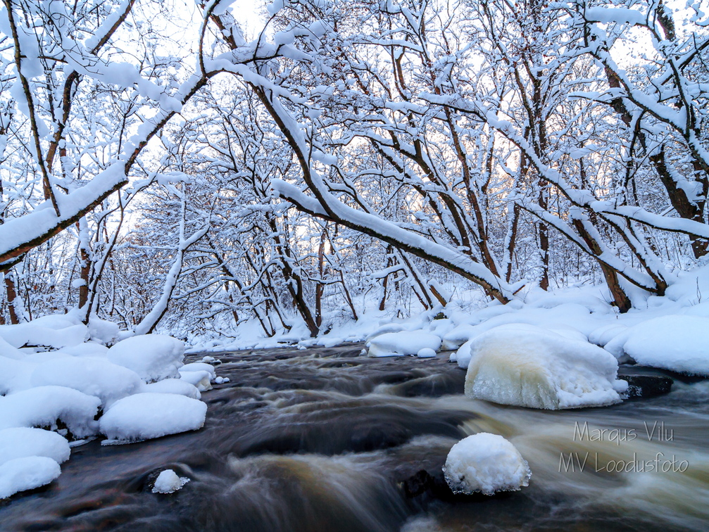 Talvine kiire vooluga jõgi