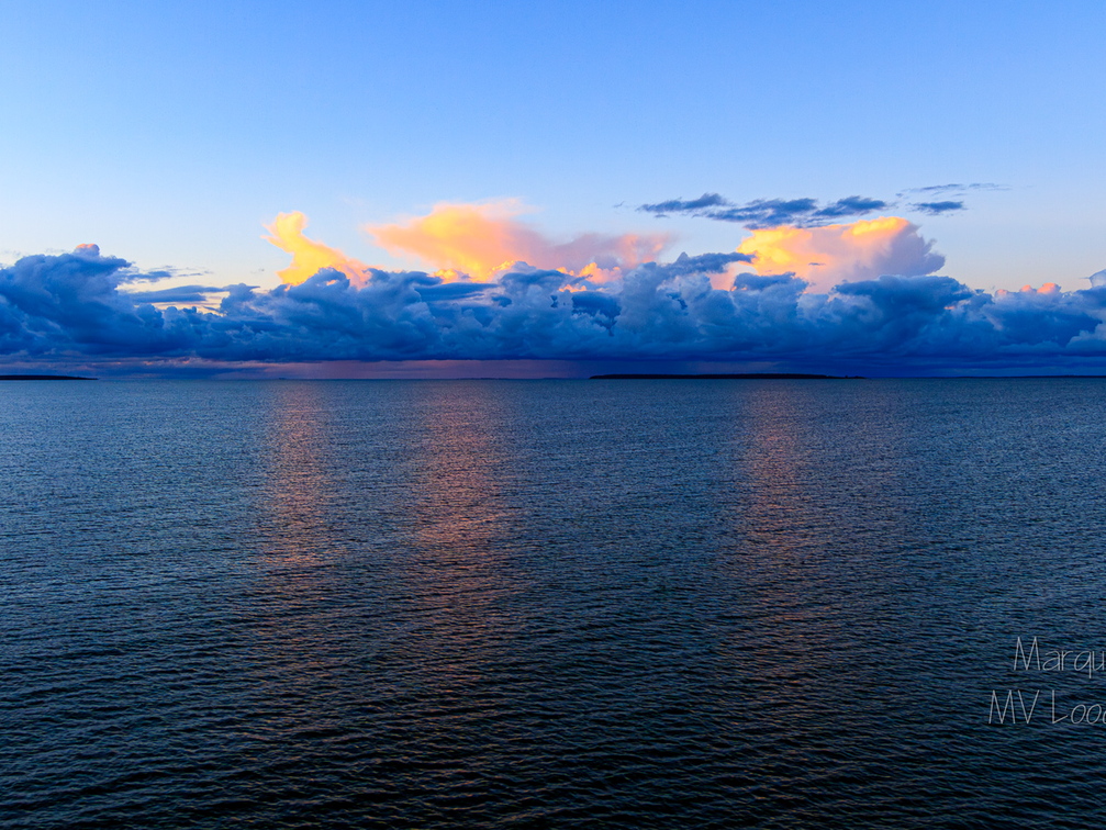 Värvide ja pilvede mäng mere kohal